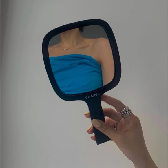 Meet your posher, Nancy! - Picture 1 of 8